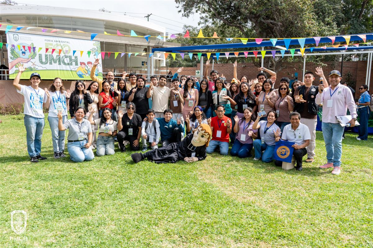 Estudiantes y docentes de la UMCH reunidos durante una actividad universitaria