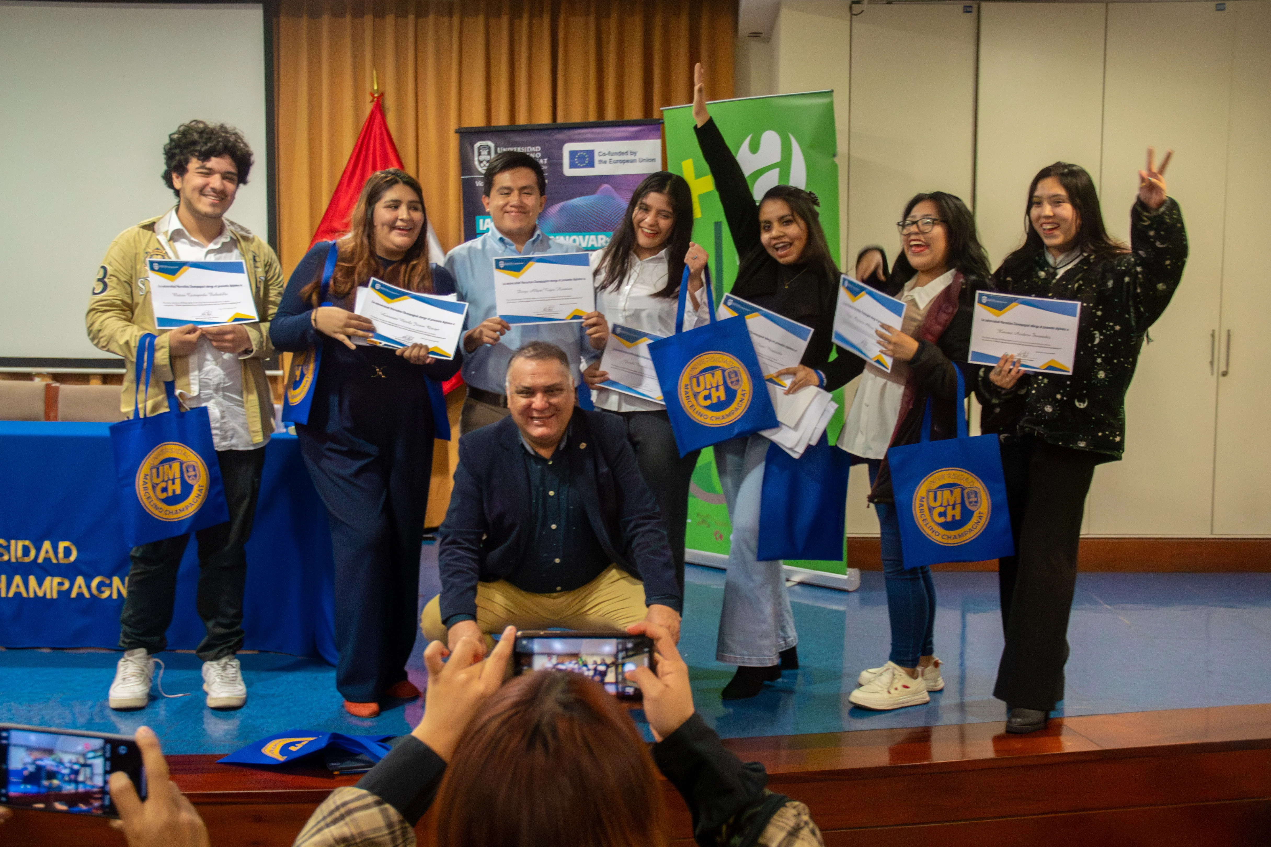 Estudiantes celebran un logro universitario