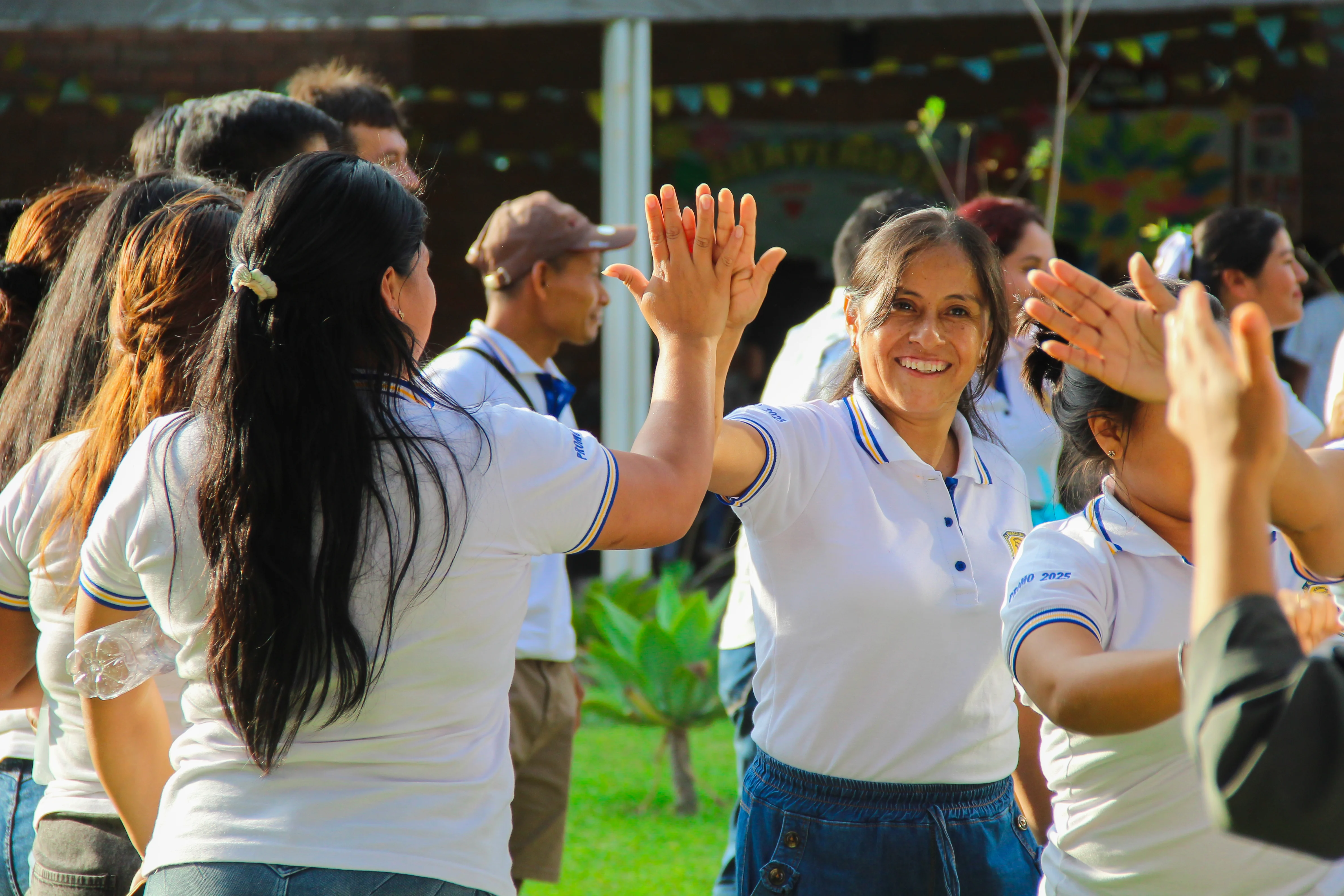 Estudiantes y docente comparten una actividad al aire libre