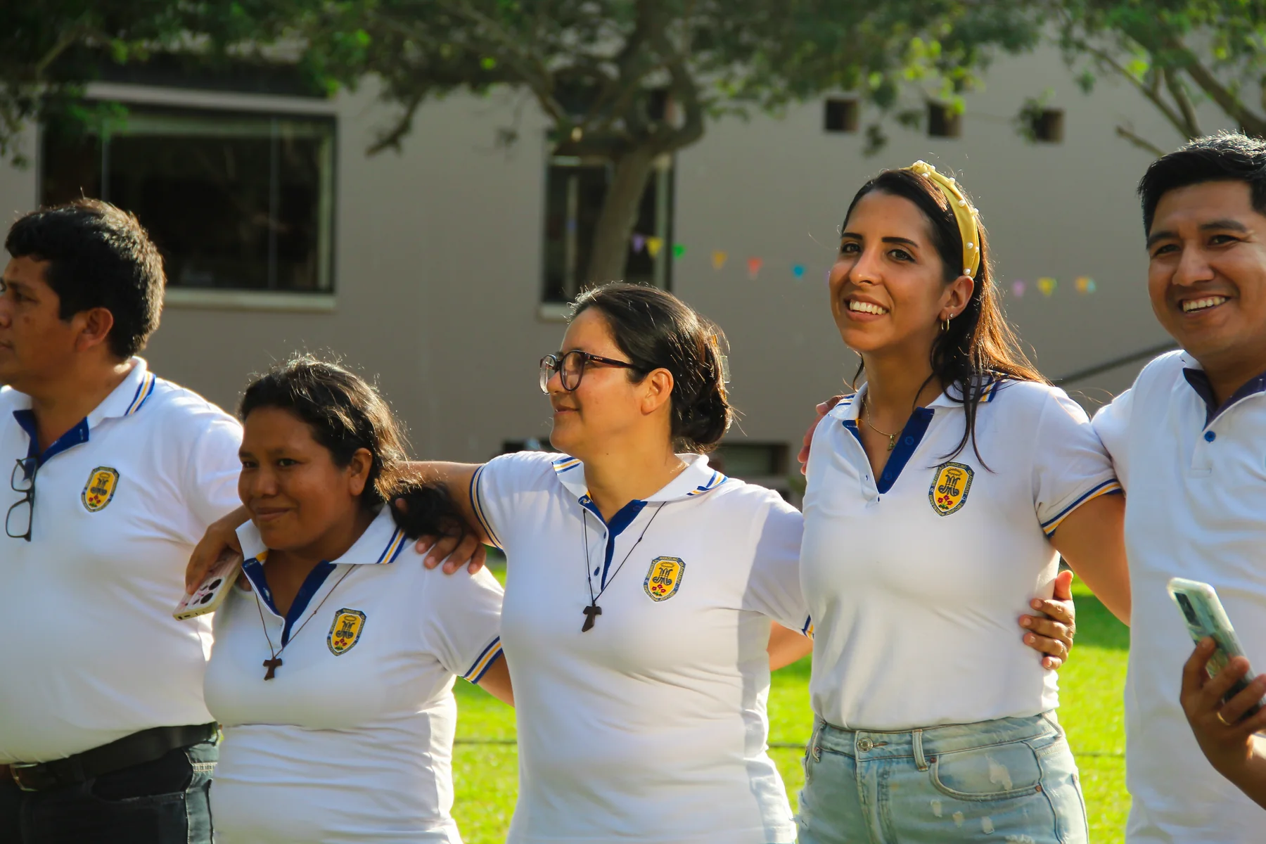 Estudiantes participan en una actividad al aire libre en el campus