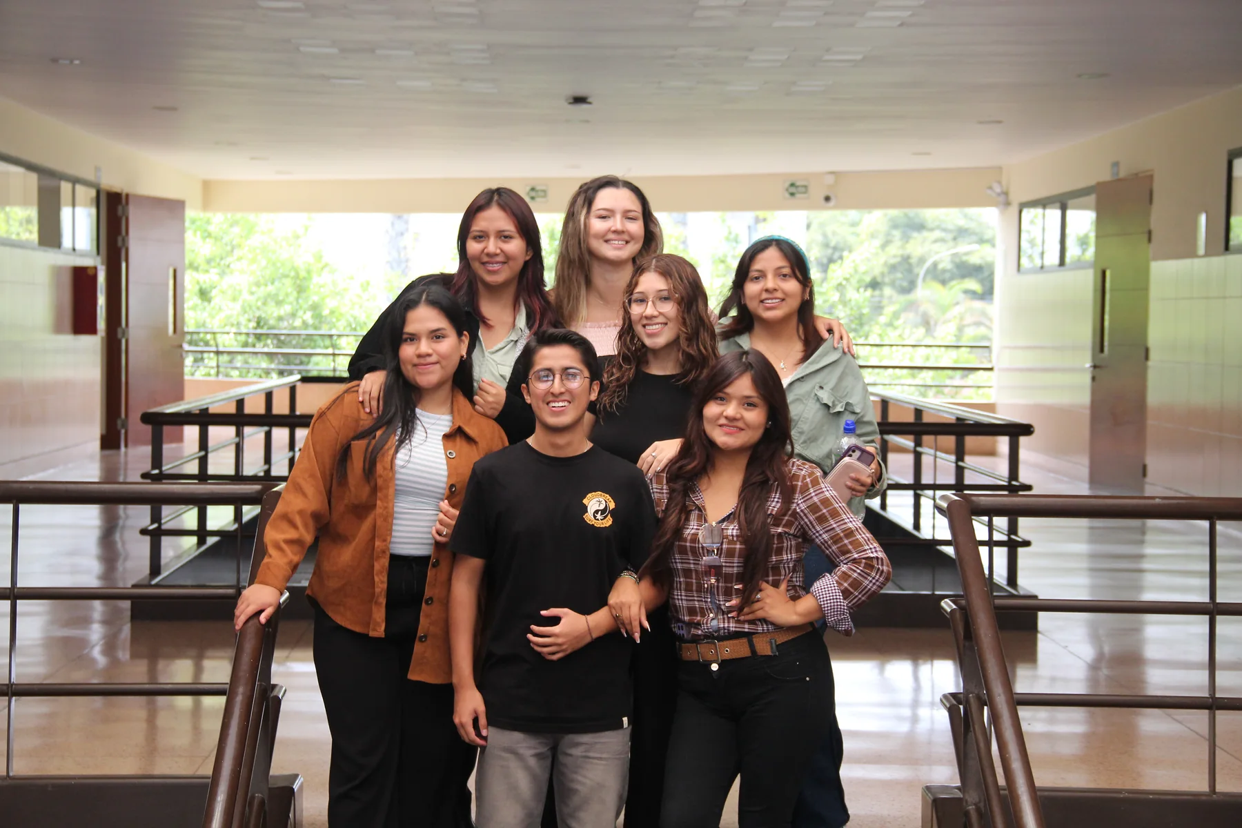 Grupo de estudiantes reunido en un espacio de encuentro